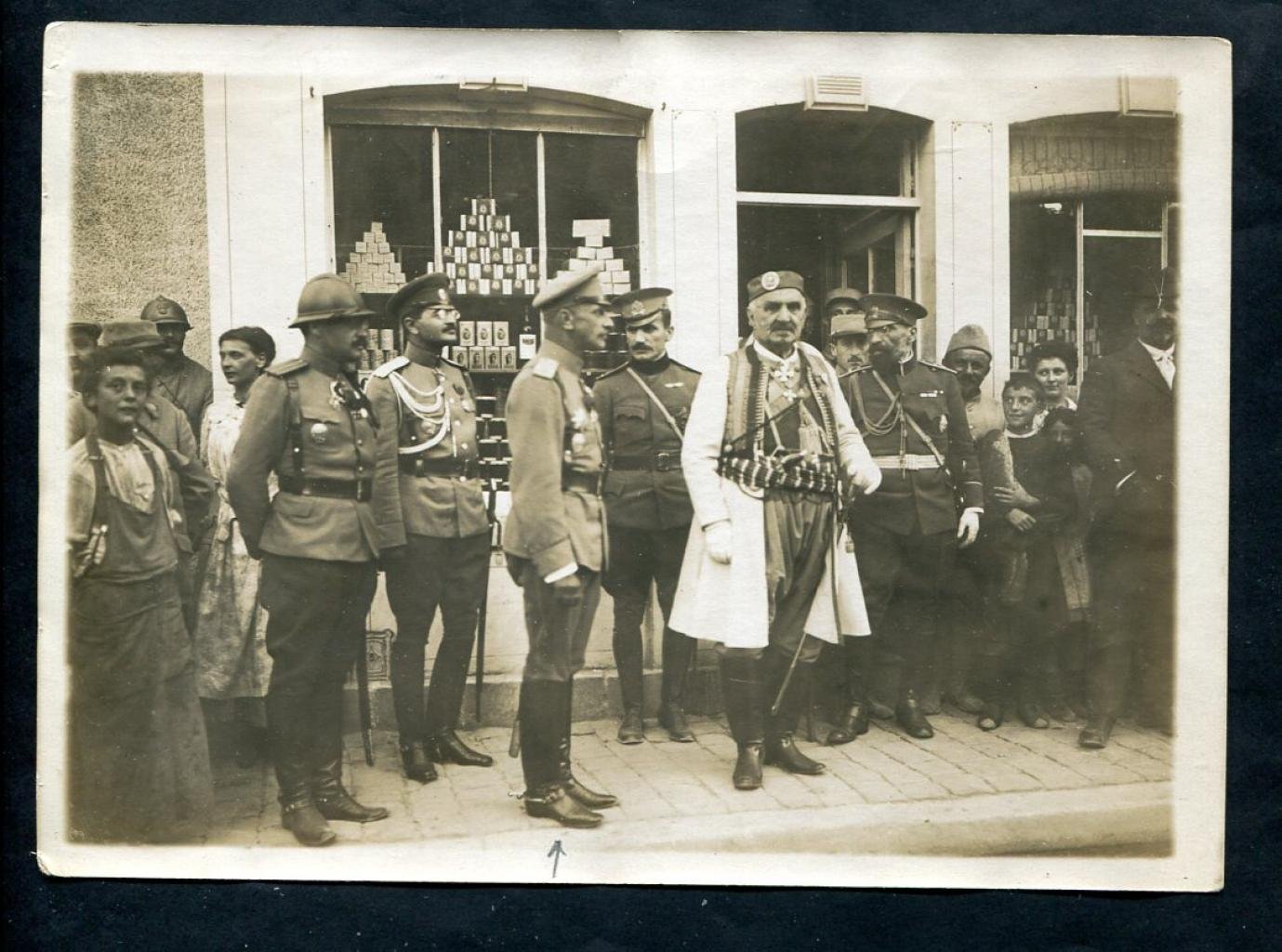 Фотография: генерал Николай Лохвицкий в окружении русских и французских военных, Франция, 1916