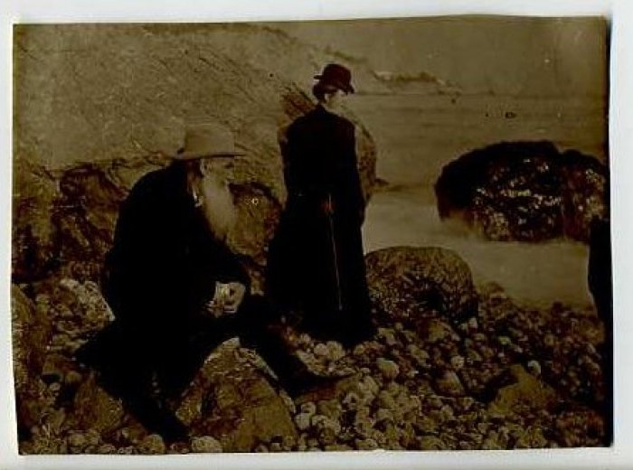 Подлинная фотография Льва Толстого с дочерью на берегу Чёрного моря (Гаспра, 1901)