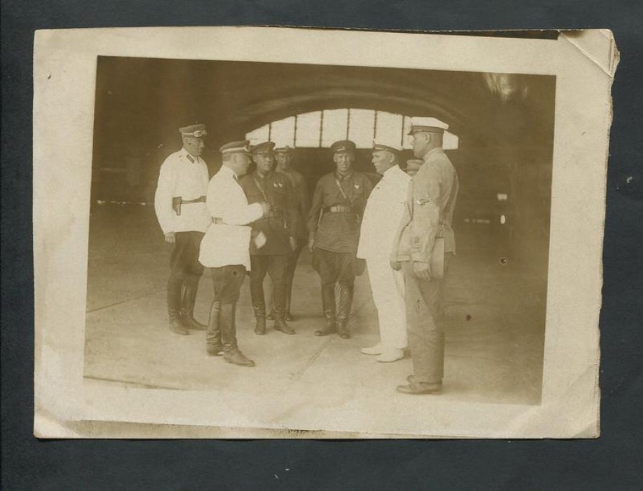 Любительская фотография: Климент Ворошилов и группа военных летчиков (9×12 см, 1930-е)