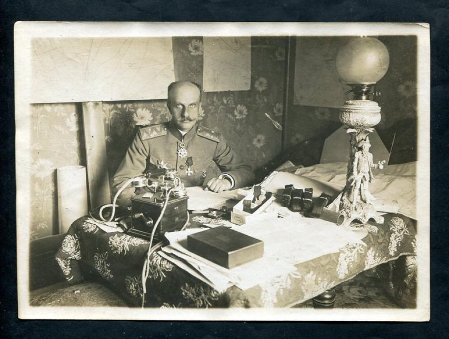 Фотография: генерал-лейтенант Николай Лохвицкий в кабинете перед награждением рядового состава медалью «За храбрость» (Франция, 1917)