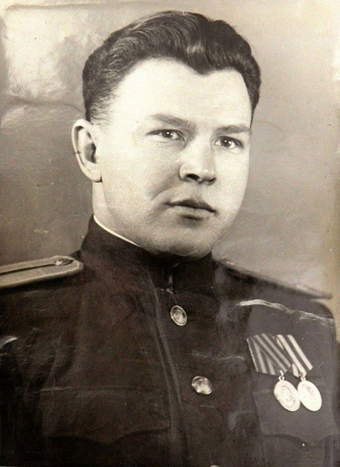 Фотоальбом «Высшее военно-морское пограничное училище МВД»: Второй выпуск (1944–1949), старинный ледериновый переплёт, 350×232 мм