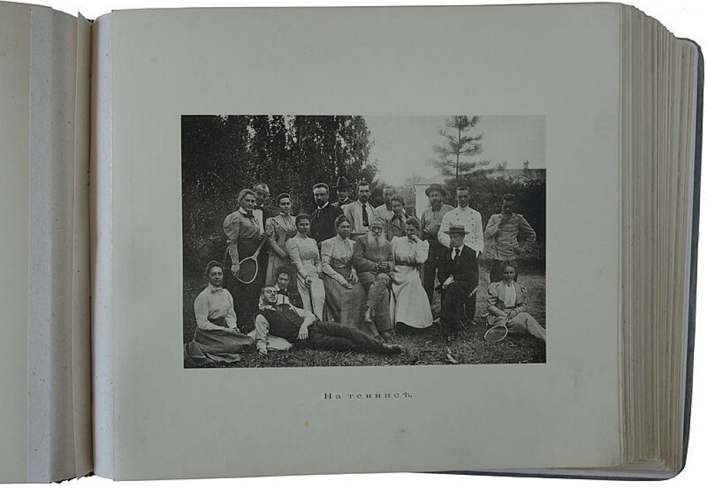 Из жизни Льва Толстого: фототипии работы гр. С. А. Толстой (издание 1912 г.)